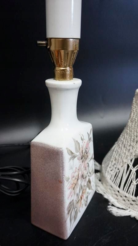 H-P CUDNA PORCELANOWA LAMPKA Z ABAŻUREM MAKRAMA - KAISER -MALOWANA
