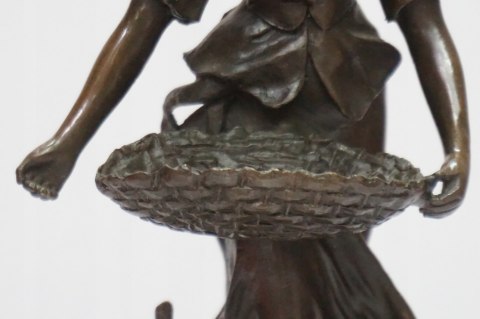 H-P KOBIETA Z KOSZEM STARA FIGURA Z BRĄZU