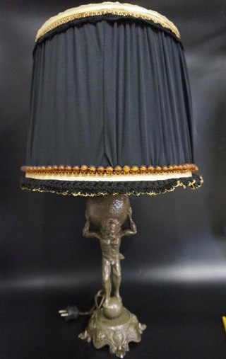 H-P LAMPA STOŁOWA Z PODSTAWĄ PRZEDSTAWIAJĄCĄ ATLASA