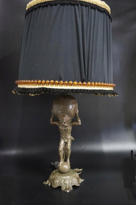 H-P LAMPA STOŁOWA Z PODSTAWĄ PRZEDSTAWIAJĄCĄ ATLASA