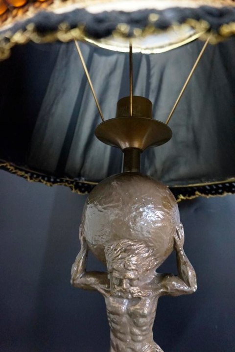 H-P LAMPA STOŁOWA Z PODSTAWĄ PRZEDSTAWIAJĄCĄ ATLASA