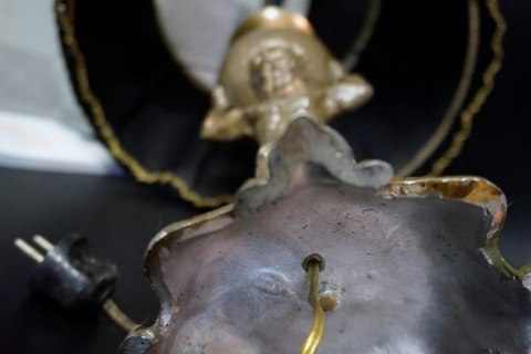 H-P LAMPA STOŁOWA Z PODSTAWĄ PRZEDSTAWIAJĄCĄ ATLASA