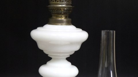 H-P UROCZA LAMPA NAFTOWA SZKLANA