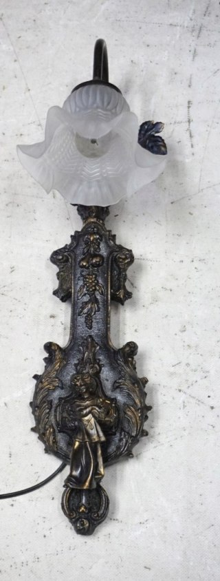H-P ŚLICZY KINKIET ŚCIENNY Z KLOSZEM I FIGURKĄ PUTTO