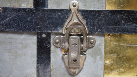 H-P STARA SKRZYNIA PODRÓŻNA - KUFER OKUWANY MOSIĄDZEM -SKANSEN