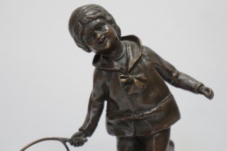 H-P PIĘKNA FIGURA Z BRĄZU DZIECKO Z OBRĘCZĄ