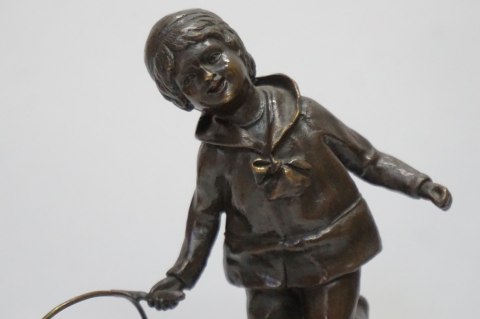H-P PIĘKNA FIGURA Z BRĄZU DZIECKO Z OBRĘCZĄ
