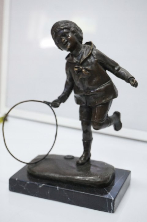 H-P PIĘKNA FIGURA Z BRĄZU DZIECKO Z OBRĘCZĄ