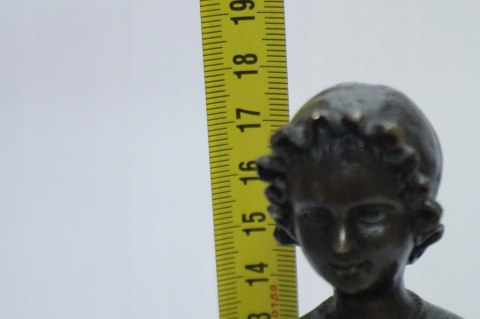 H-P PIĘKNA FIGURA Z BRĄZU DZIECKO Z WINOGRONEM