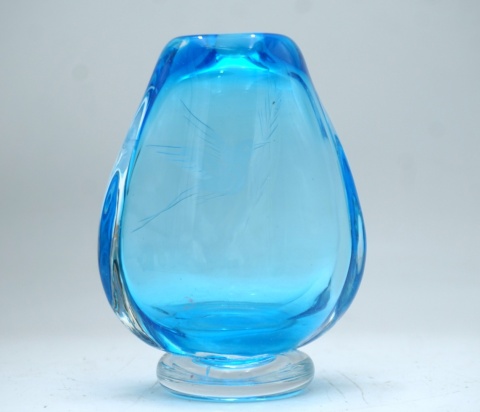 H-P CUDNY NIEBIESKI SZKLANY WAZON KOSTA BODA ART GLASS