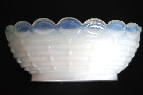 KURA SZKŁO MLECZNE LATTIMO ZĄBKOWICE PRL 9 CM MINIATURA SOLNICZKA
