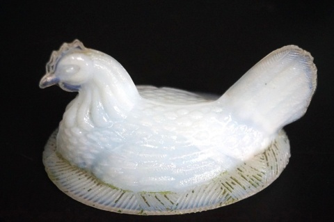 KURA SZKŁO MLECZNE LATTIMO ZĄBKOWICE PRL 9 CM MINIATURA SOLNICZKA