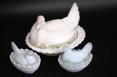 KURA SZKŁO MLECZNE LATTIMO ZĄBKOWICE PRL 9 CM MINIATURA SOLNICZKA